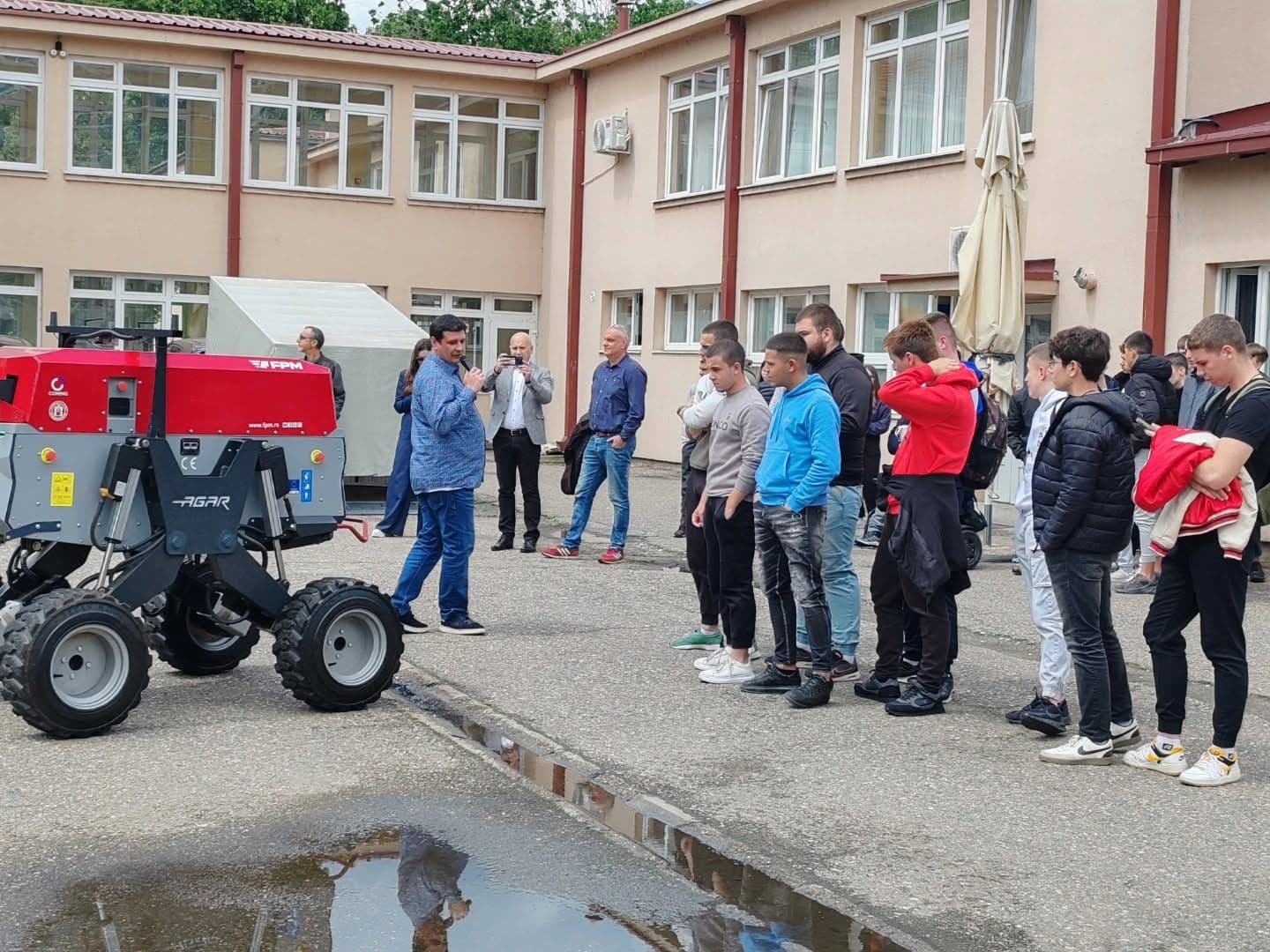 ПРЕДСТАВНИЦИ МАШИНСКОГ ФАКУЛТЕТА ПОСЕТИЛИ ТЕХНИЧКУ ШКОЛУ